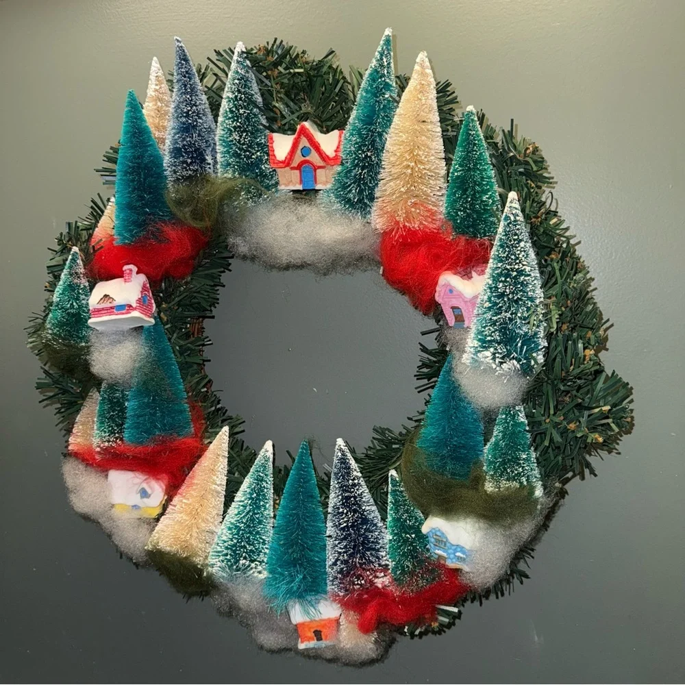 🎄 16 inch Christmas Village Bottlebrush Tree Wreath